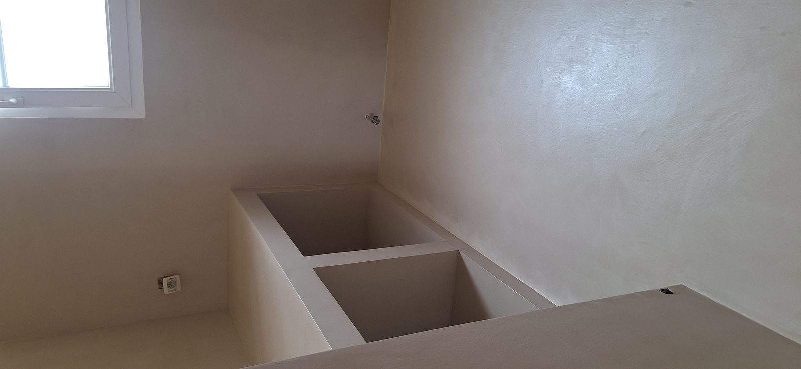 Chantier en cours : application de béton ciré sur niches murales, BTONBYSANDRA