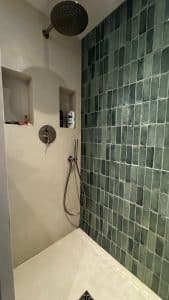 Douche italienne en béton ciré avec niche de rangement intégrée, réalisation BTONBYSANDRA