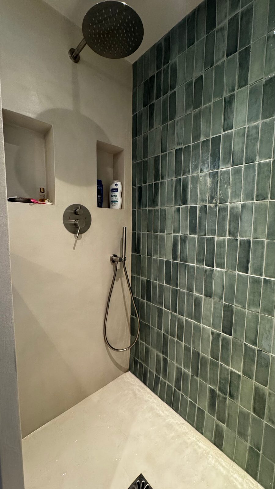 Douche italienne en béton ciré avec niche de rangement intégrée, réalisation BTONBYSANDRA