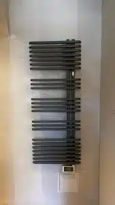 Mur de salle de bain en béton ciré avec sèche-serviettes, réalisation BTONBYSANDRA
