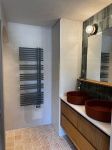 Salle de bain en béton ciré avec vasques et porte-serviettes, réalisation BTONBYSANDRA