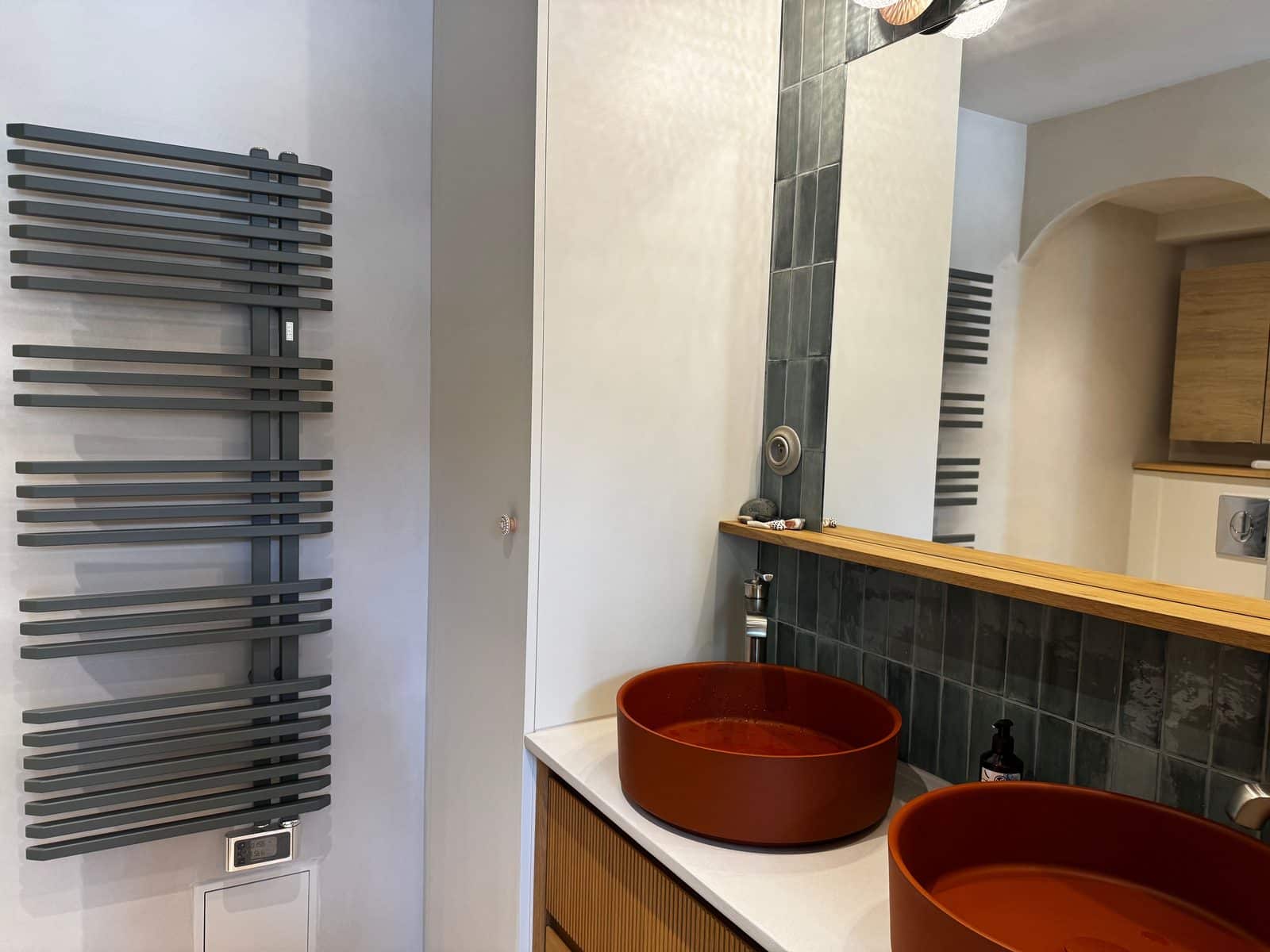 Salle de bain béton ciré avec vasques et carrelage terracotta, réalisation BTONBYSANDRA