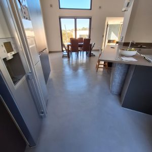 Cuisine moderne avec sol en béton ciré gris et mobilier élégant