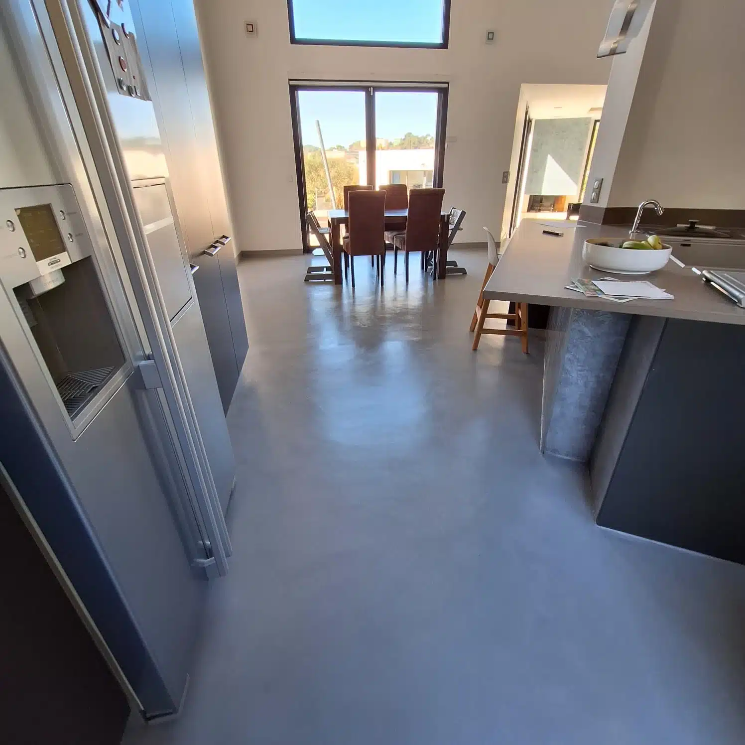 Cuisine moderne avec sol en béton ciré gris et mobilier élégant