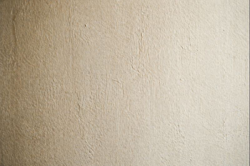 Macro badigeon à la chaux aérienne blanc cassé avec traces de pinceau