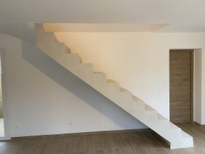 Escalier droit en béton ciré avec éclairage