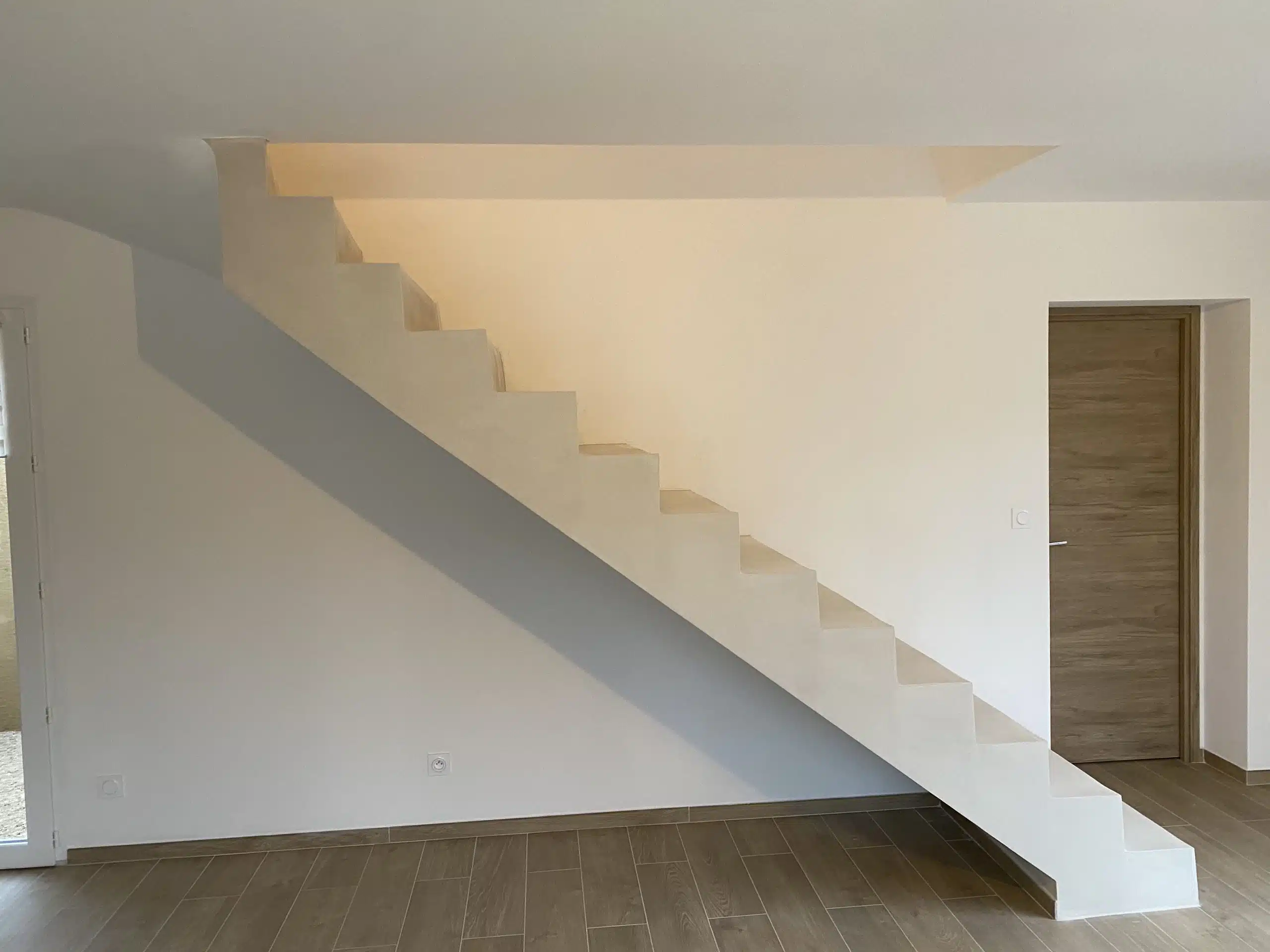 Escalier droit en béton ciré avec éclairage