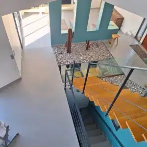 Vue plongeante d'un escalier en béton ciré avec des éléments décoratifs.