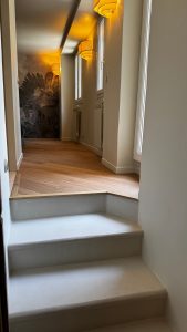 Escalier en béton ciré avec marches blanches et luminaire