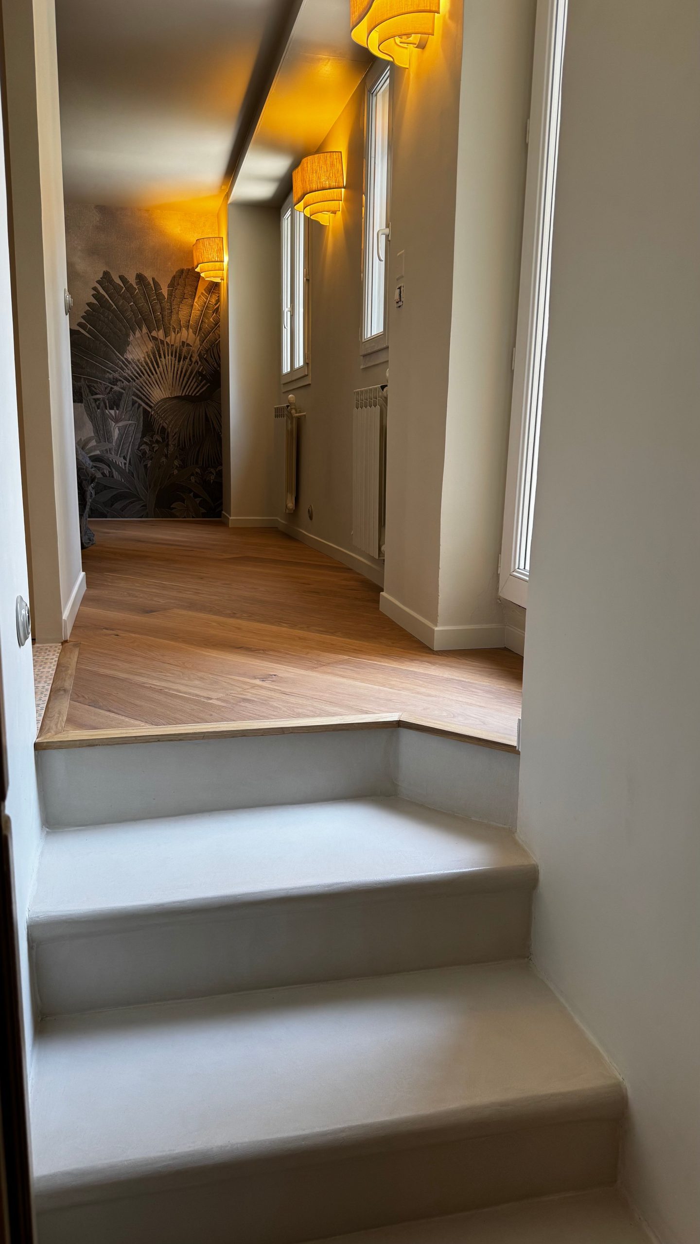 Escalier en béton ciré avec marches blanches et luminaire