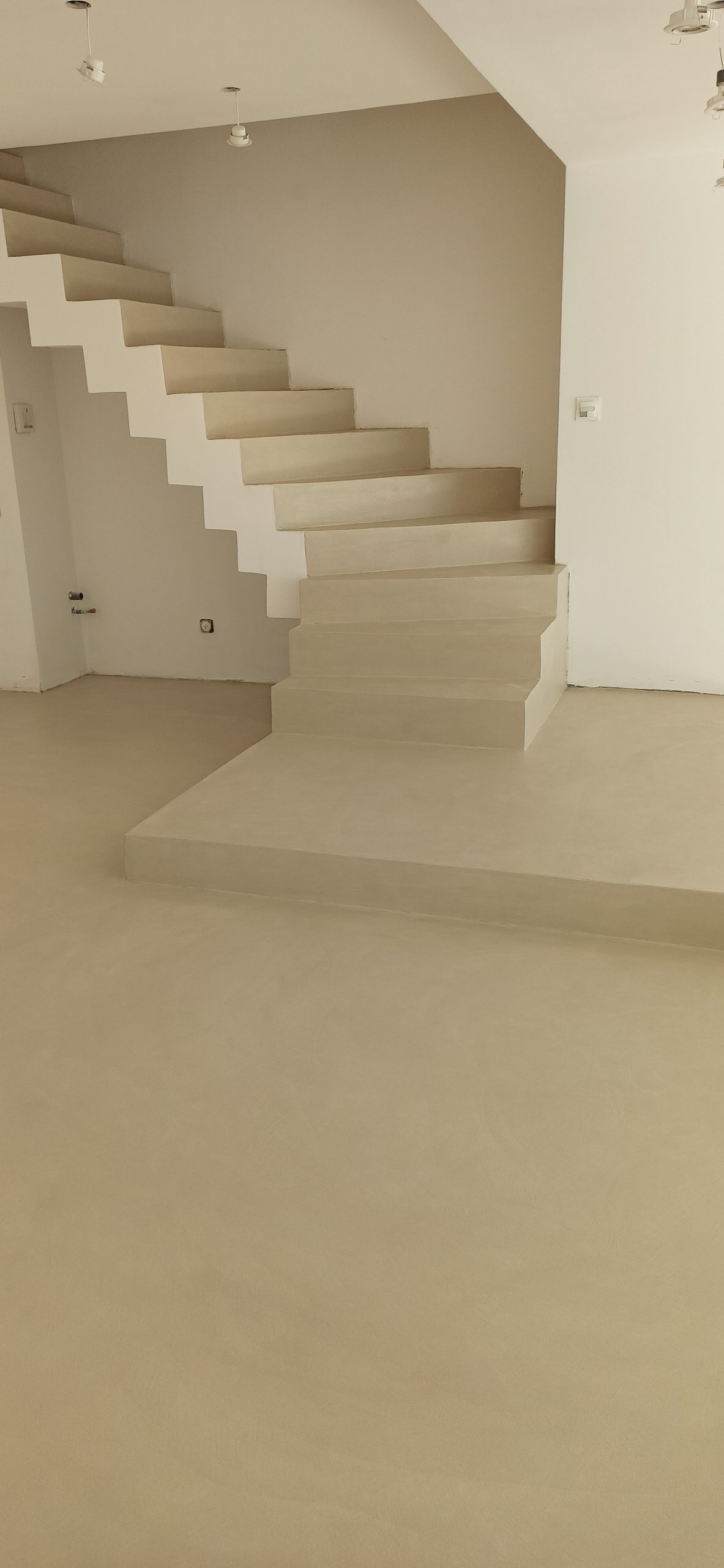 Escalier avec finition en béton ciré et murs assortis