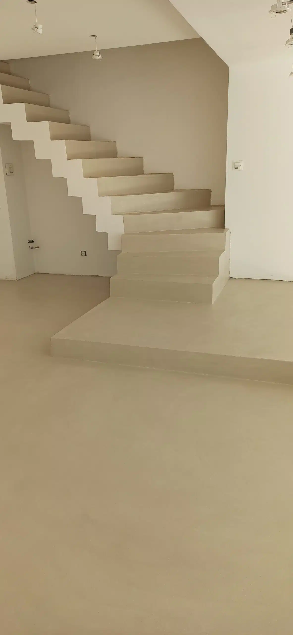 Escalier avec finition en béton ciré et murs assortis