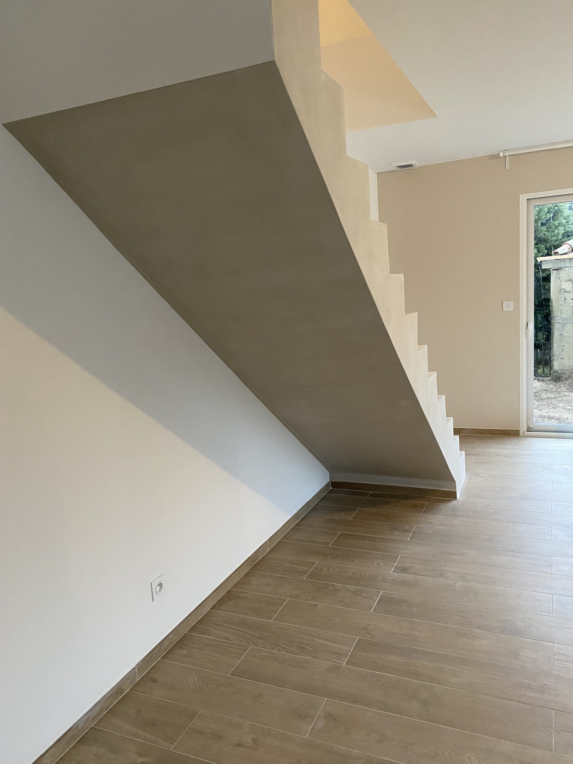 Escalier en béton ciré avec garde-corps dans une pièce moderne