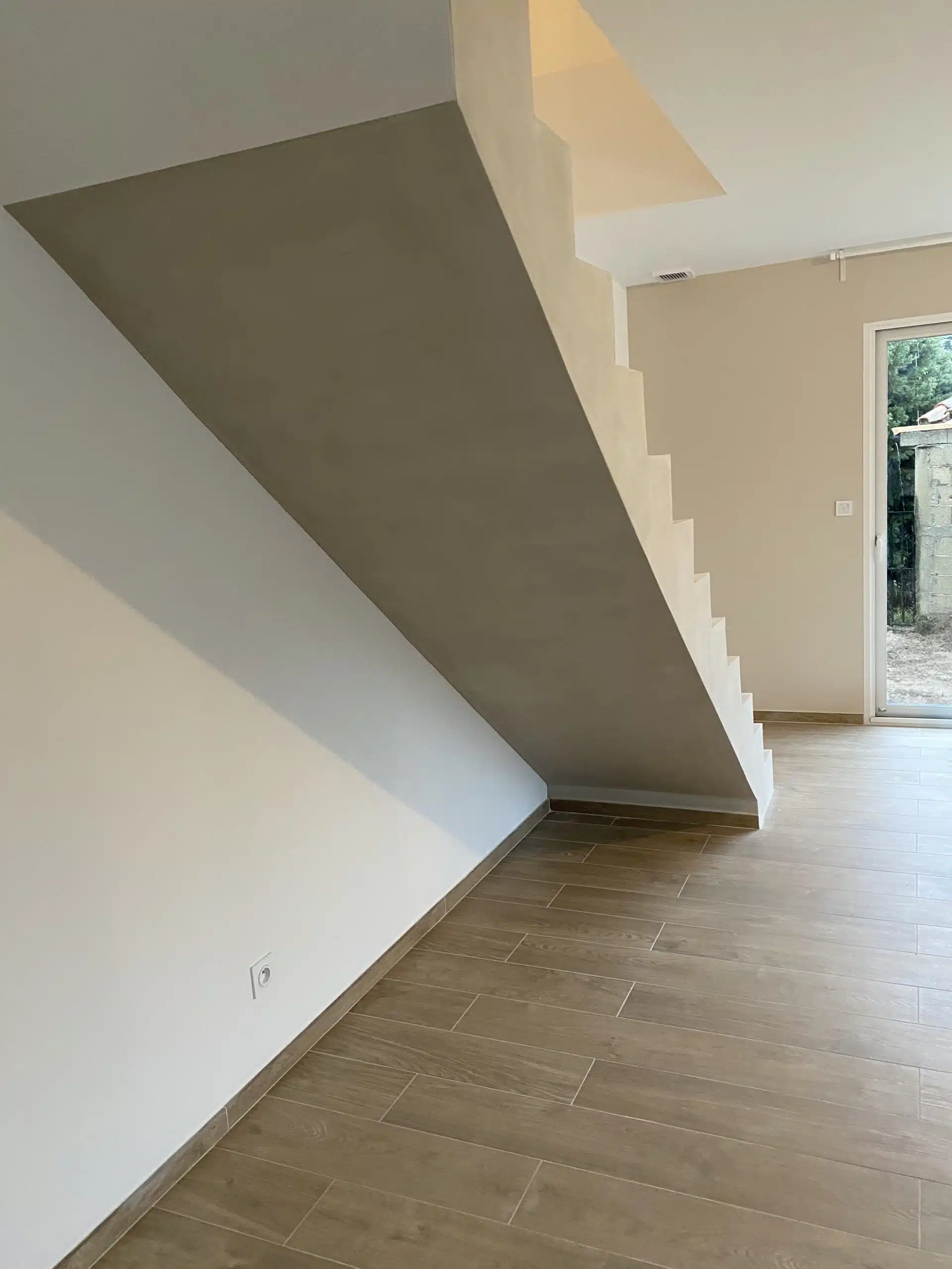 Escalier en béton ciré avec garde-corps dans une pièce moderne