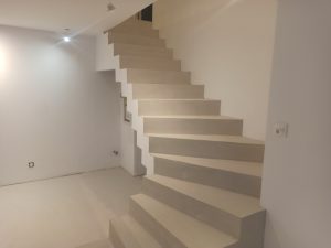 Escalier en béton ciré quart tournant gris moderne