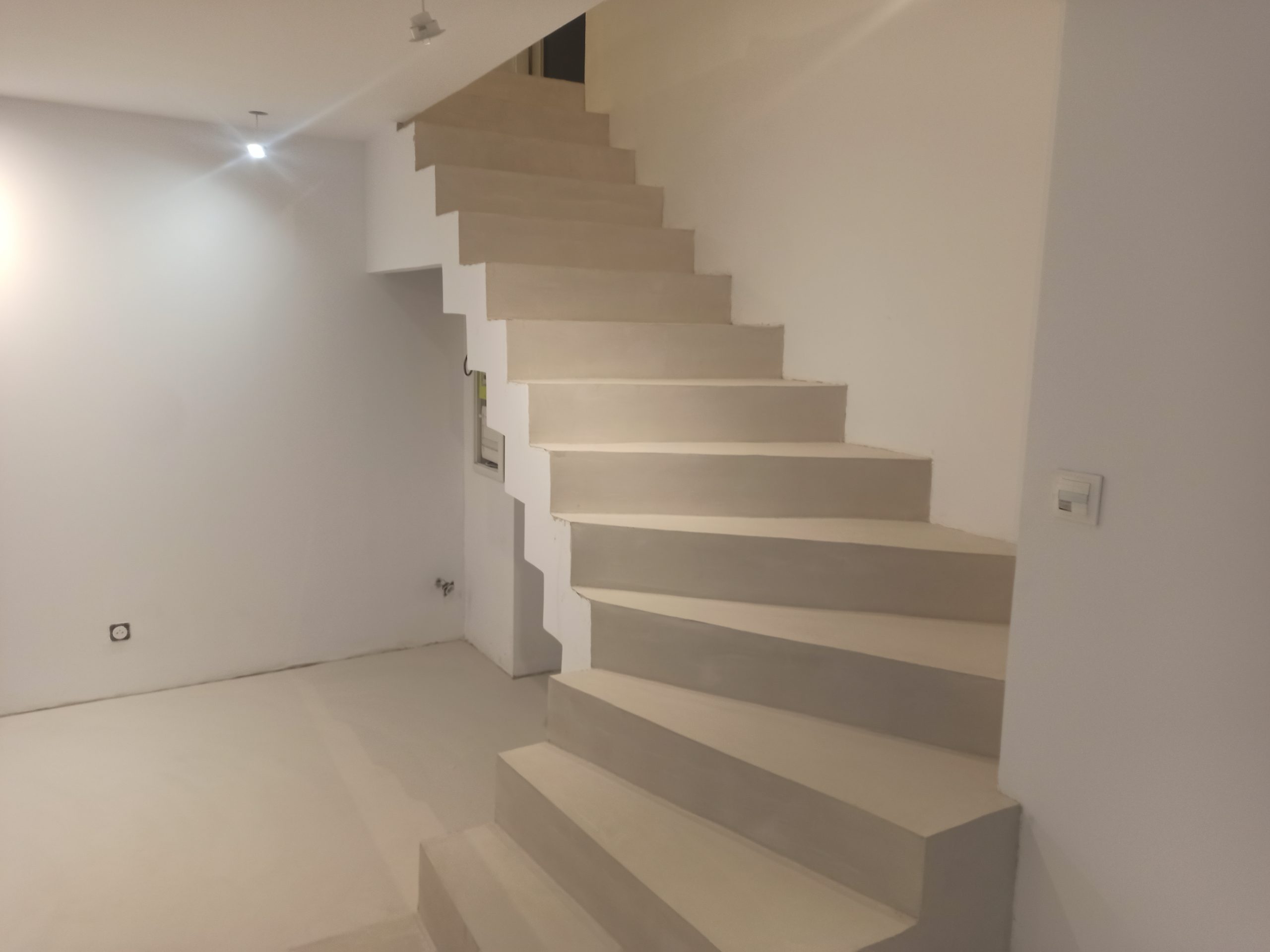 Escalier en béton ciré quart tournant gris moderne