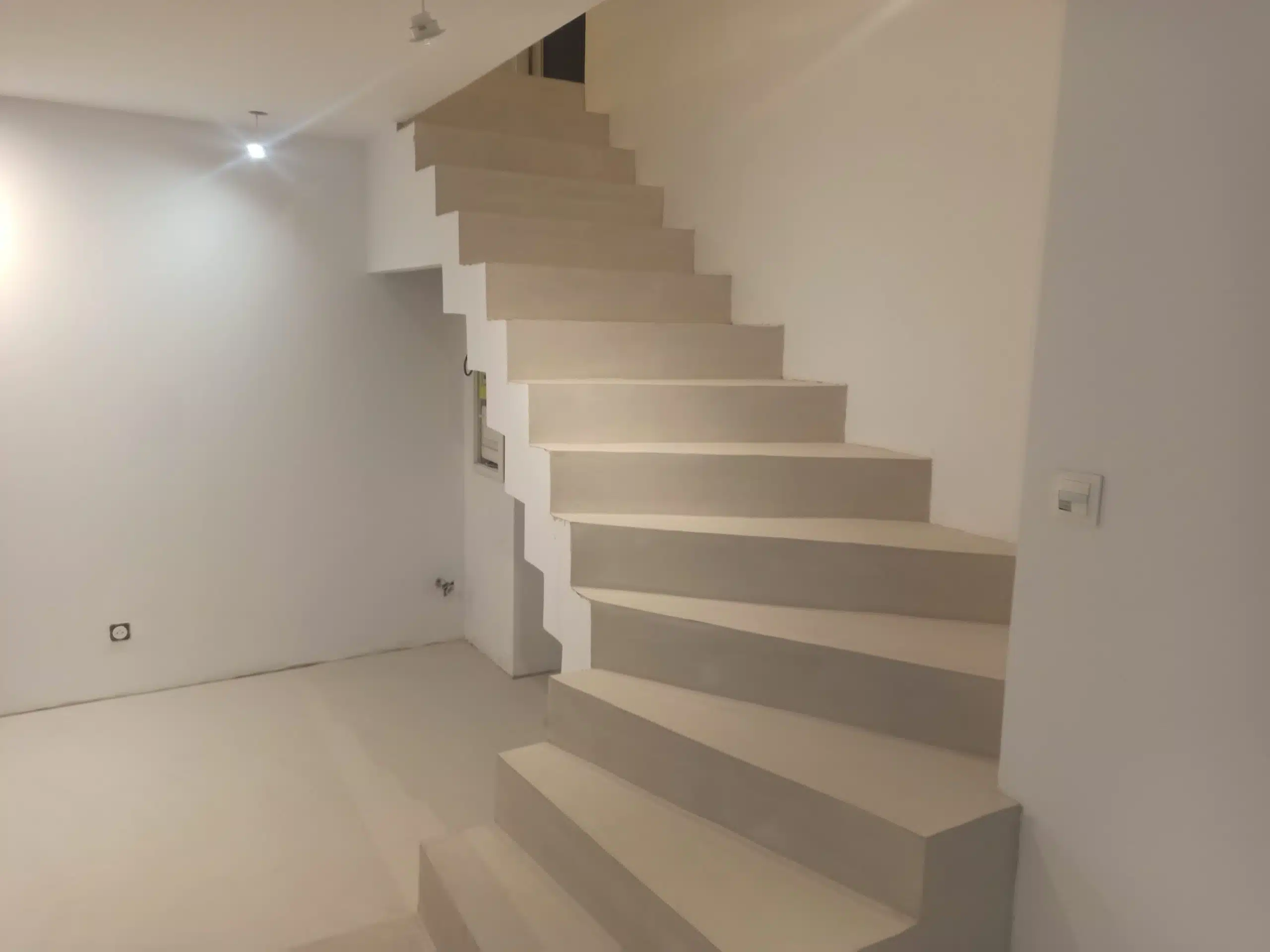 Escalier en béton ciré quart tournant gris moderne