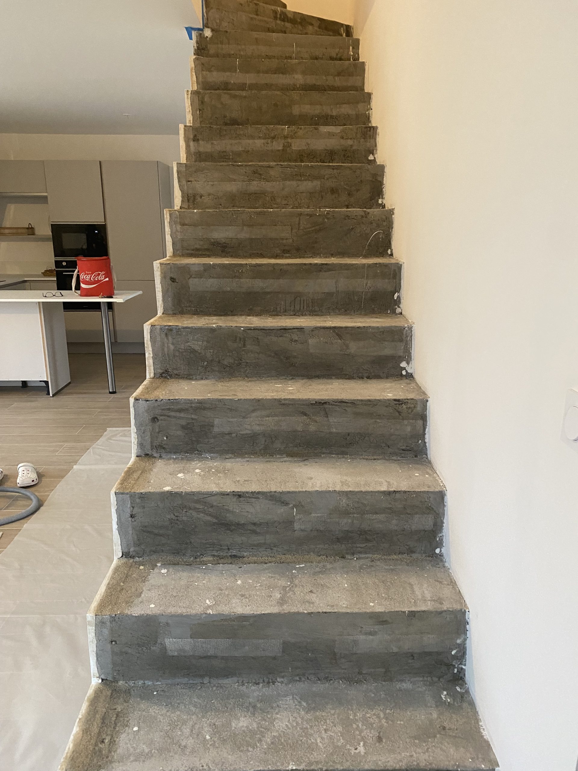 Escalier bois avant pose béton ciré