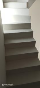 Escalier en béton ciré vu de dessous avec des marches lisses et modernes