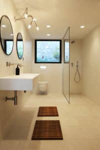 Salle de bain moderne avec béton ciré et douche italienne