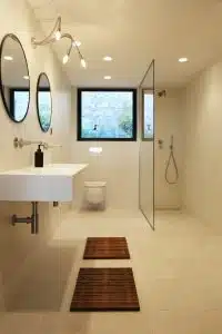 Salle de bain moderne avec béton ciré et douche italienne