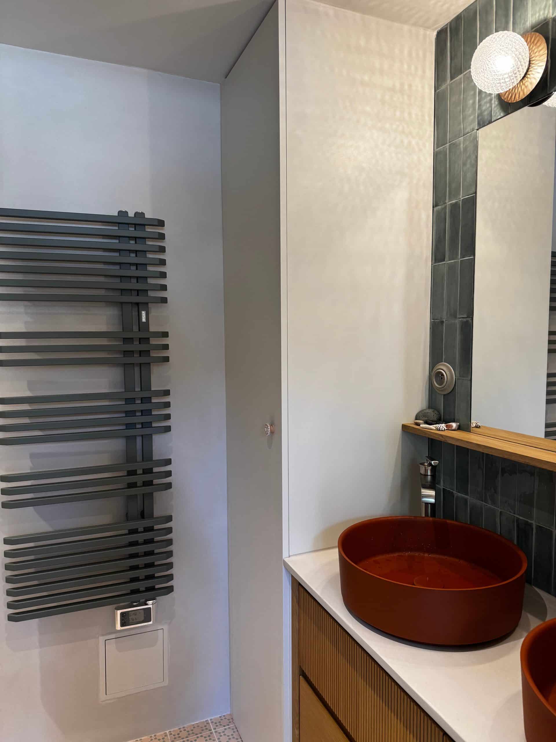 Salle de bain avec un lavabo en terre cuite et un mur en béton ciré