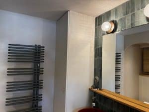 Image d'une salle de bain moderne avec béton ciré et éclairage