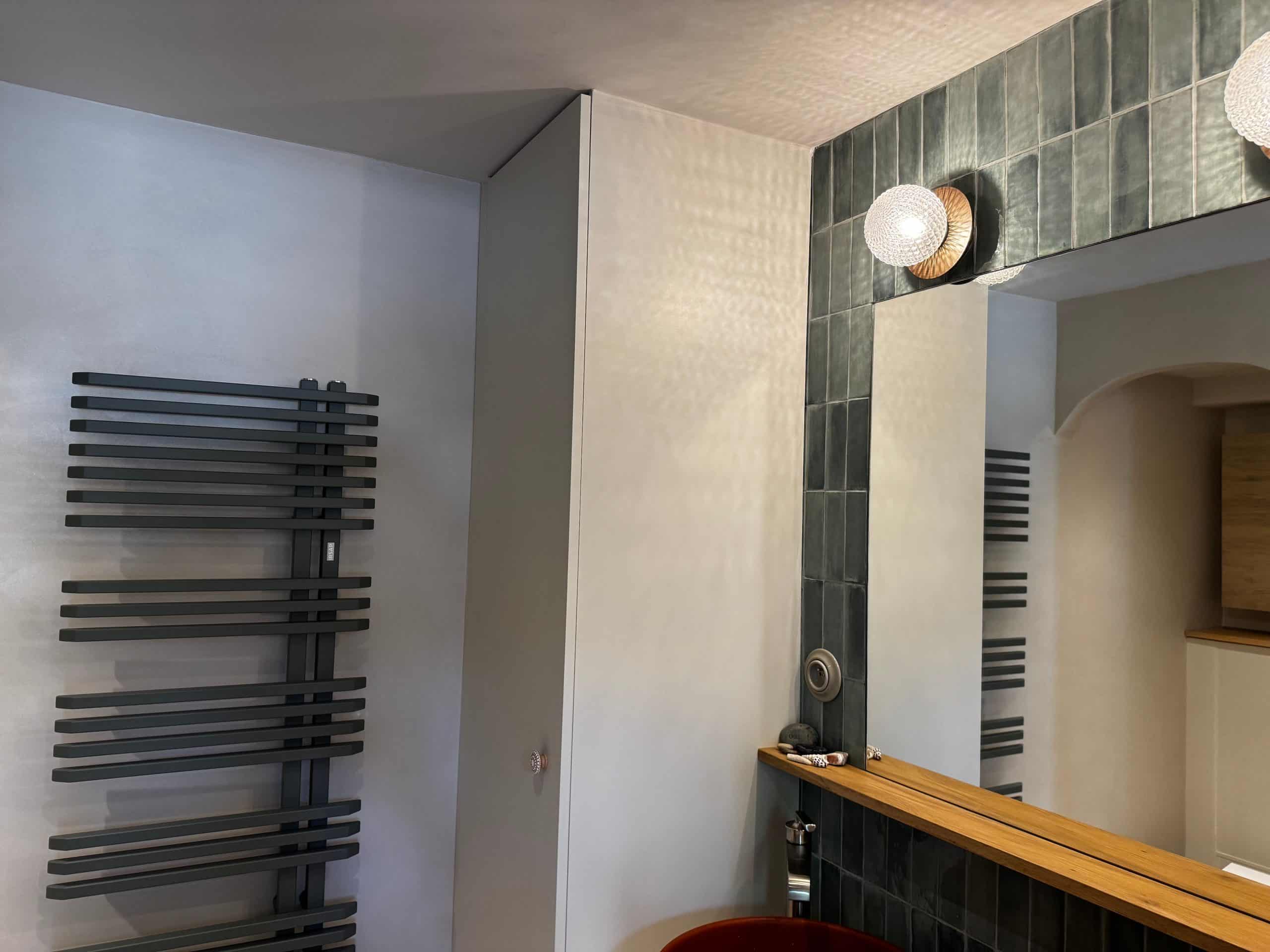 Image d'une salle de bain moderne avec béton ciré et éclairage