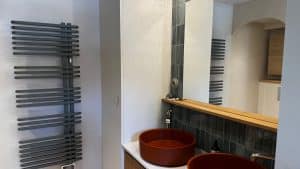 Salle de bains avec lavabo en béton ciré et chauffage design