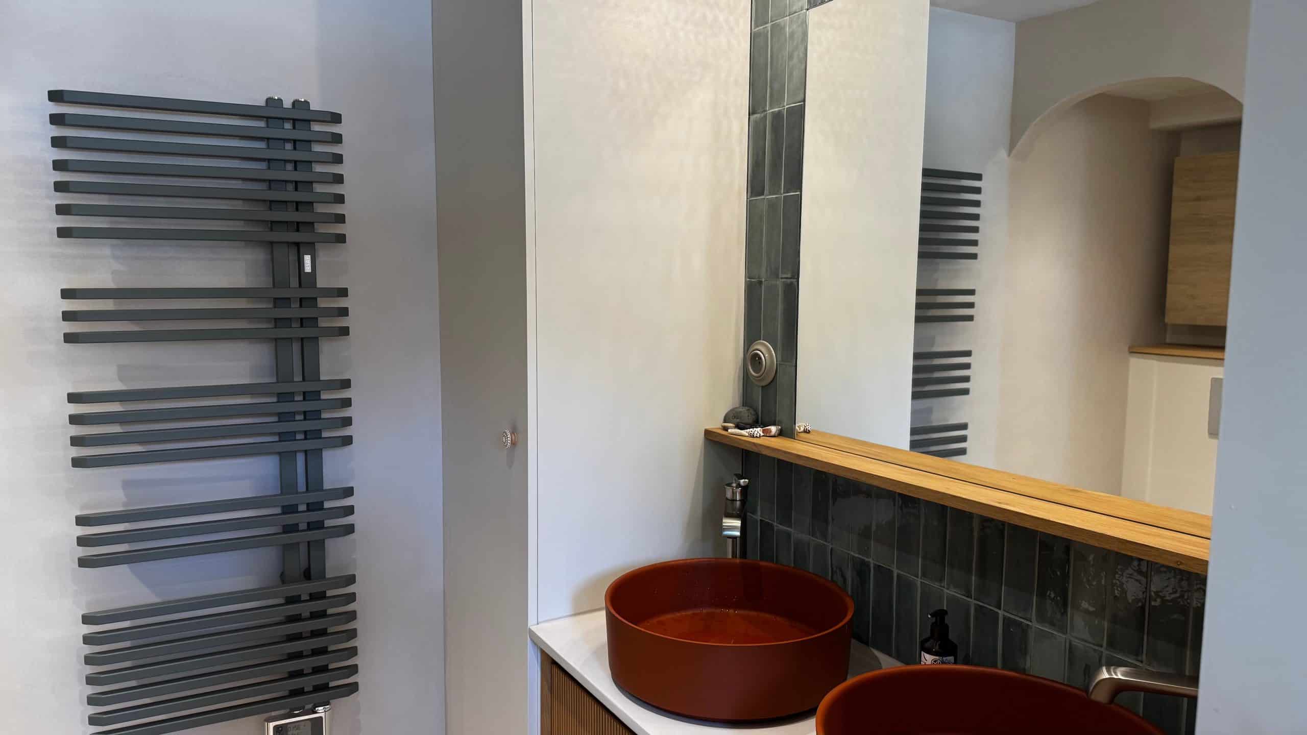 Salle de bains avec lavabo en béton ciré et chauffage design