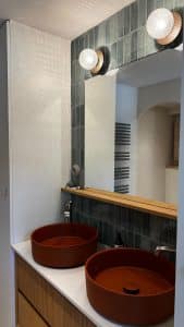 Salle de bain avec deux lavabos en béton ciré et miroir moderne