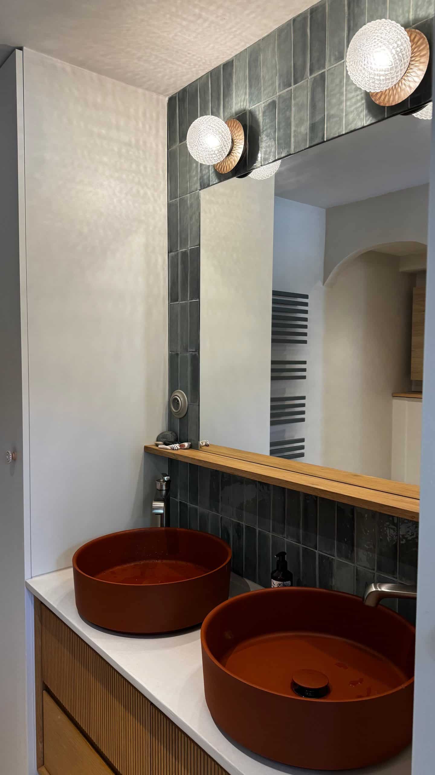 Salle de bain avec deux lavabos en béton ciré et miroir moderne