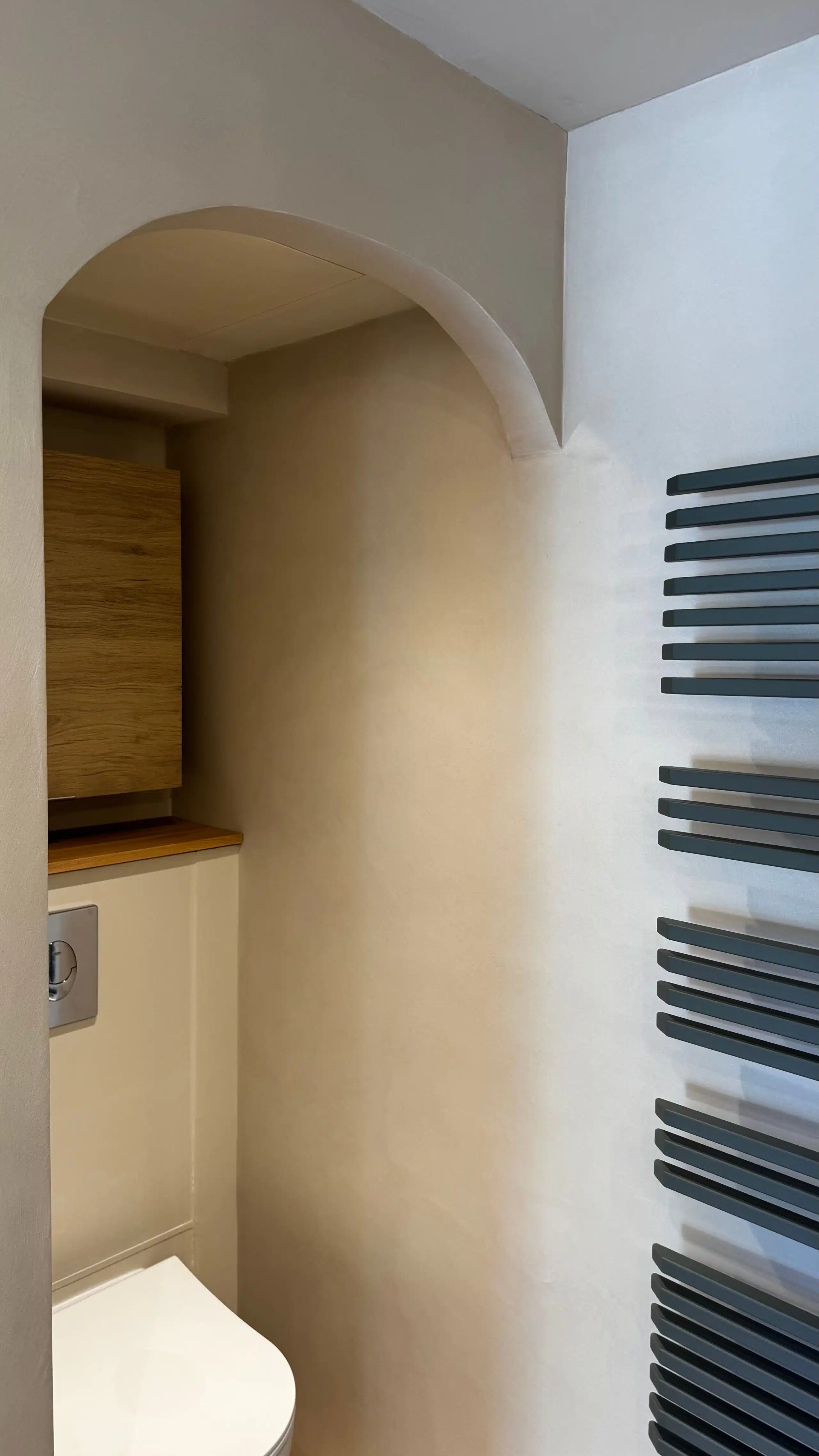 Salle de bain avec mur en béton ciré et meuble en bois