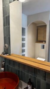 Salle de bain avec lavabo en béton ciré et miroir