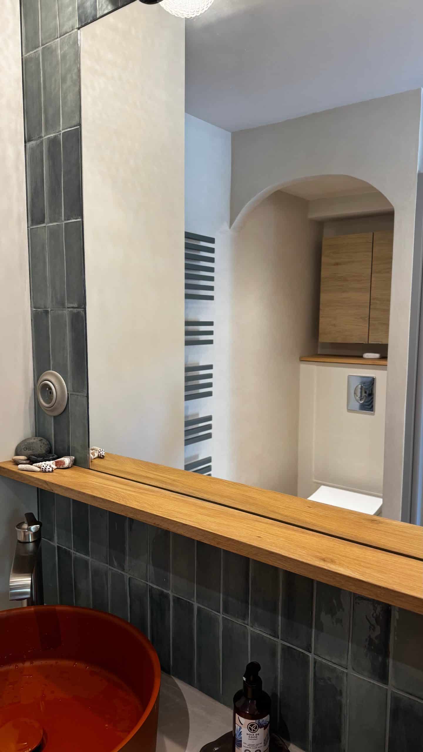 Salle de bain avec lavabo en béton ciré et miroir