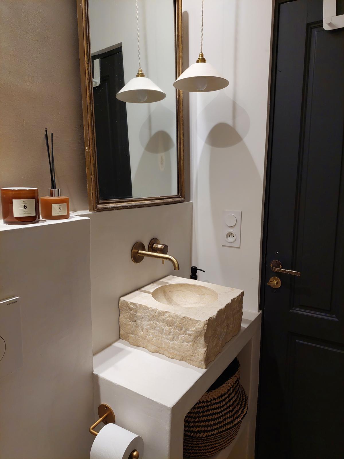 Vasque en pierre naturelle sur meuble en béton ciré avec miroir