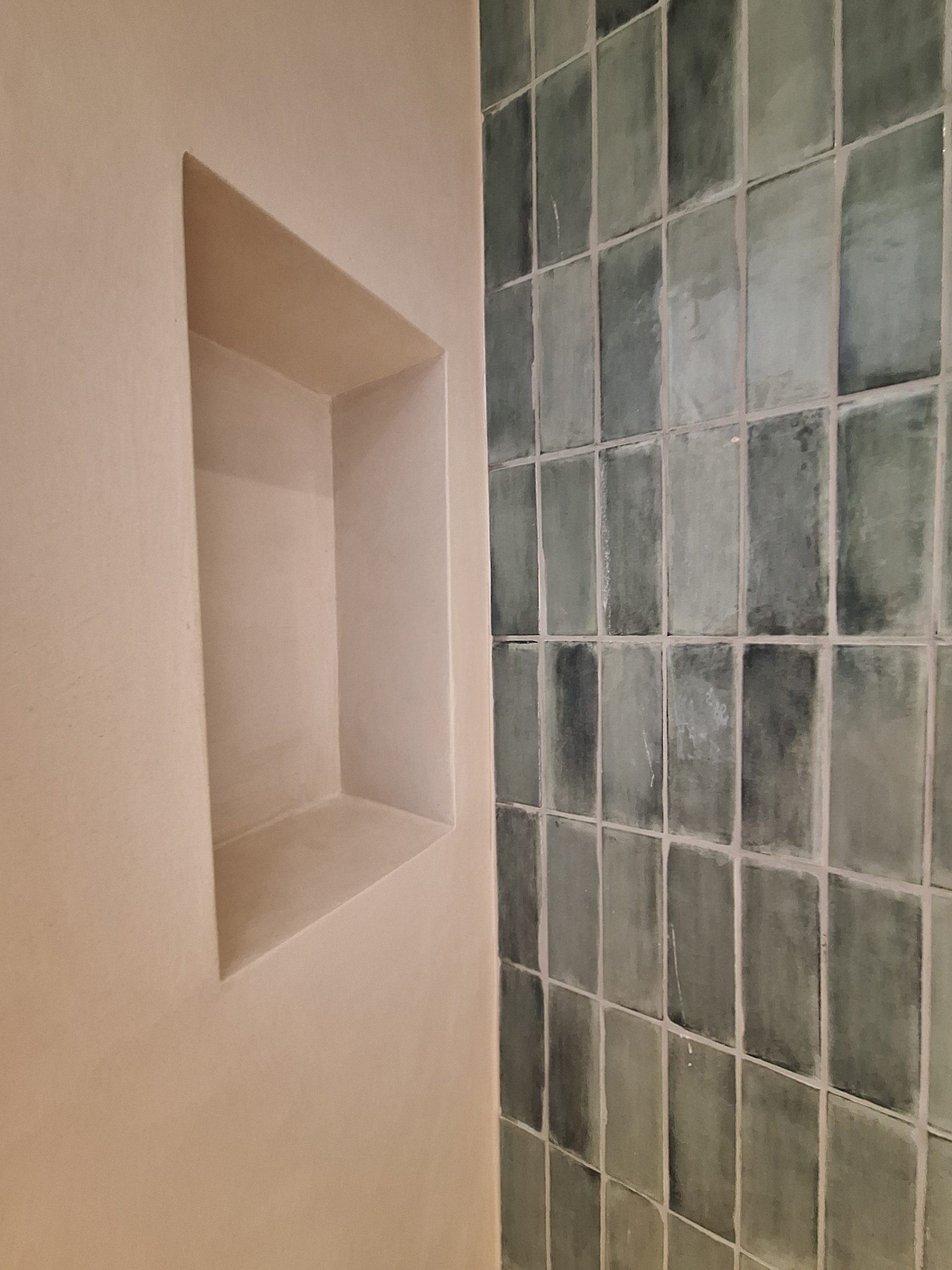 Détail d'une vasque en béton ciré avec des carreaux zellige