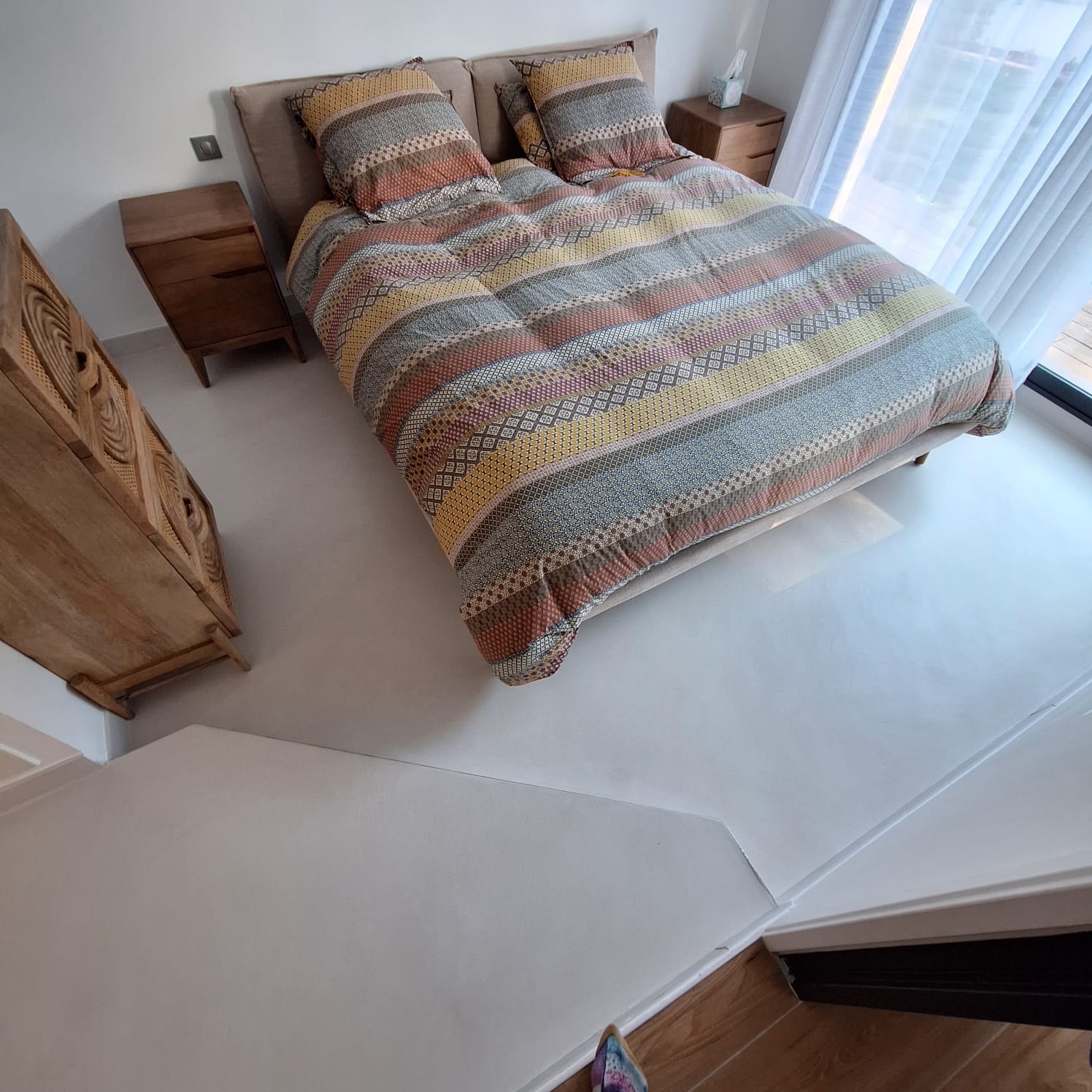 Chambre avec sol en béton ciré teinte chaude