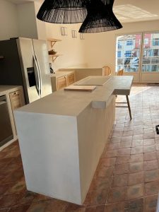 Cuisine avec un sol en béton ciré et un comptoir moderne.