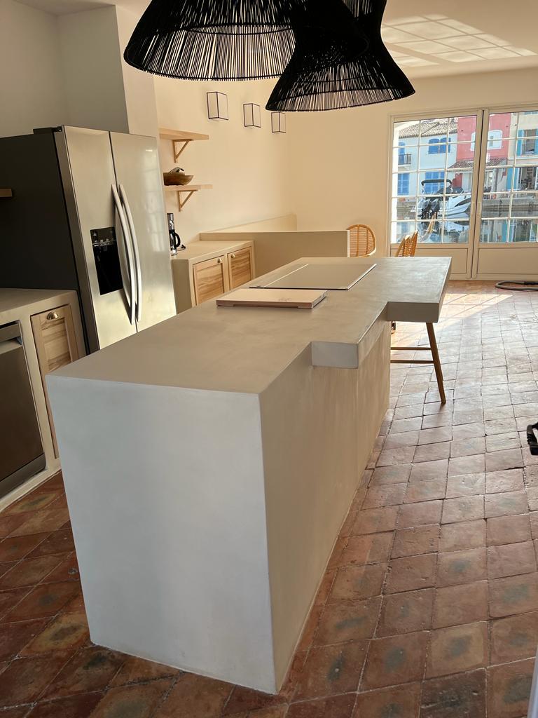 Cuisine avec un sol en béton ciré et un comptoir moderne.