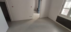 Vue d'un sol en béton ciré dans une pièce claire et moderne