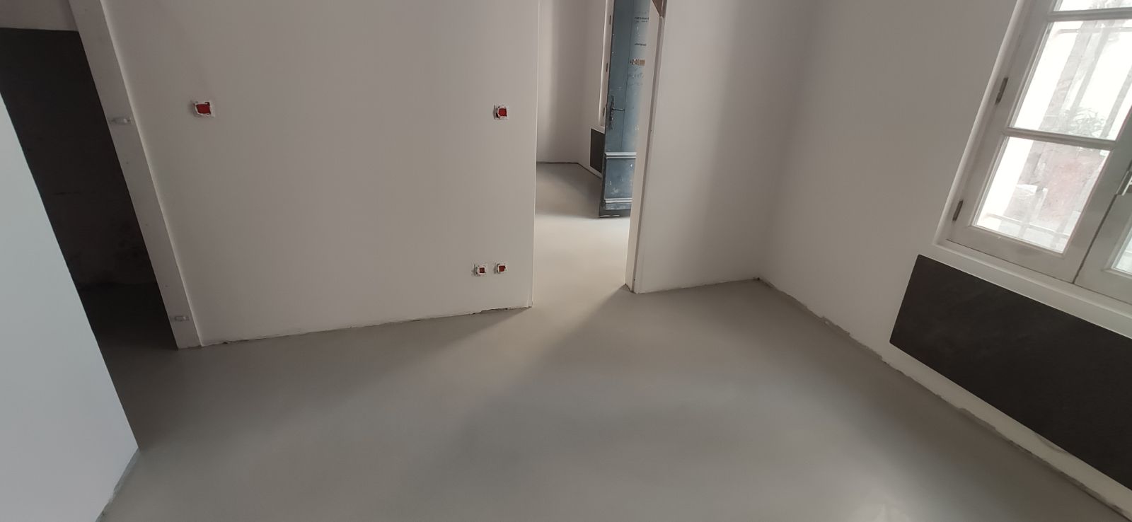 Vue d'un sol en béton ciré dans une pièce claire et moderne