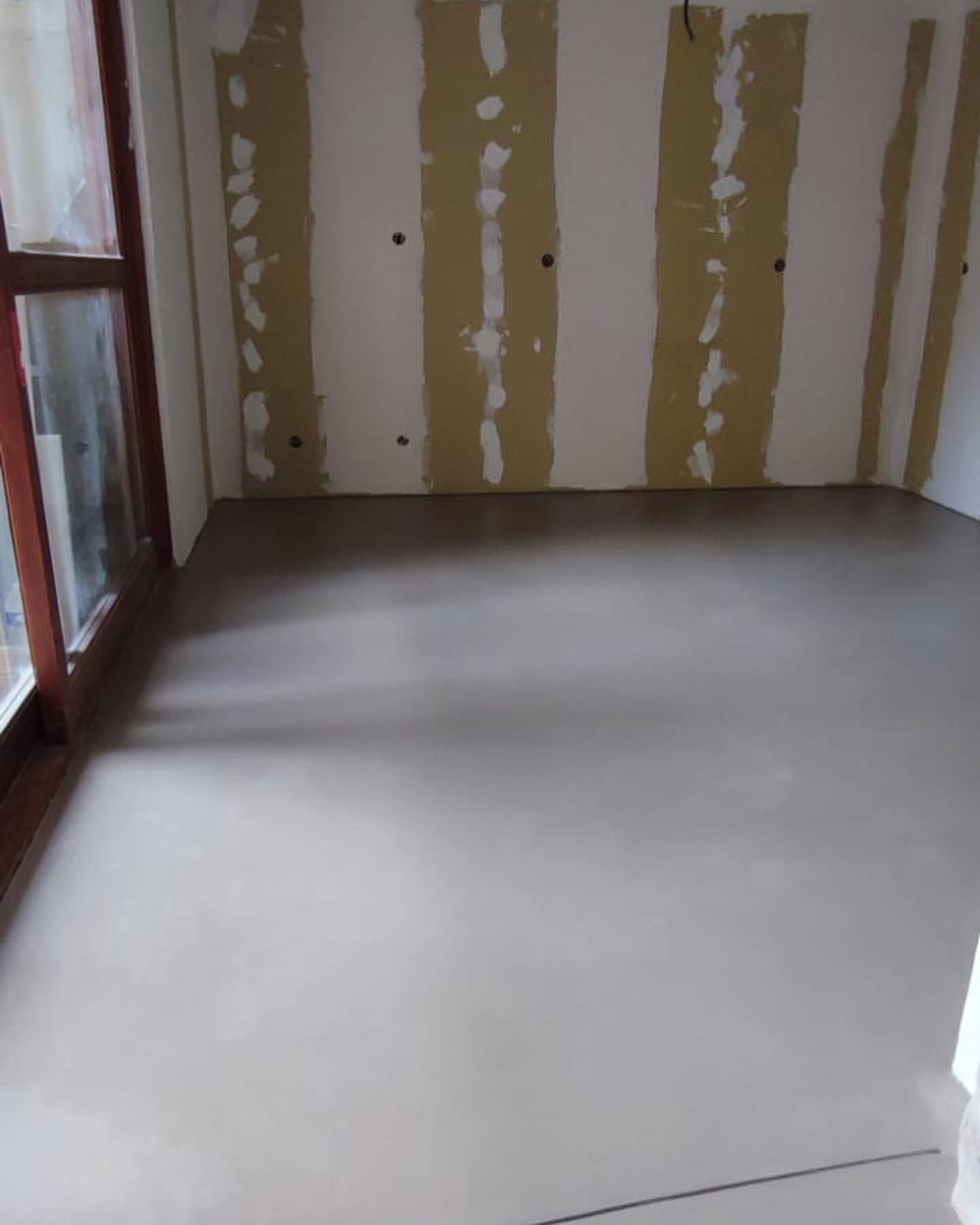 Sol en béton ciré dans une pièce avec murs préparés