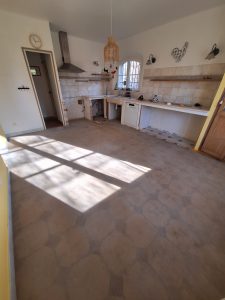 Sol en béton ciré dans une cuisine avec lumière naturelle