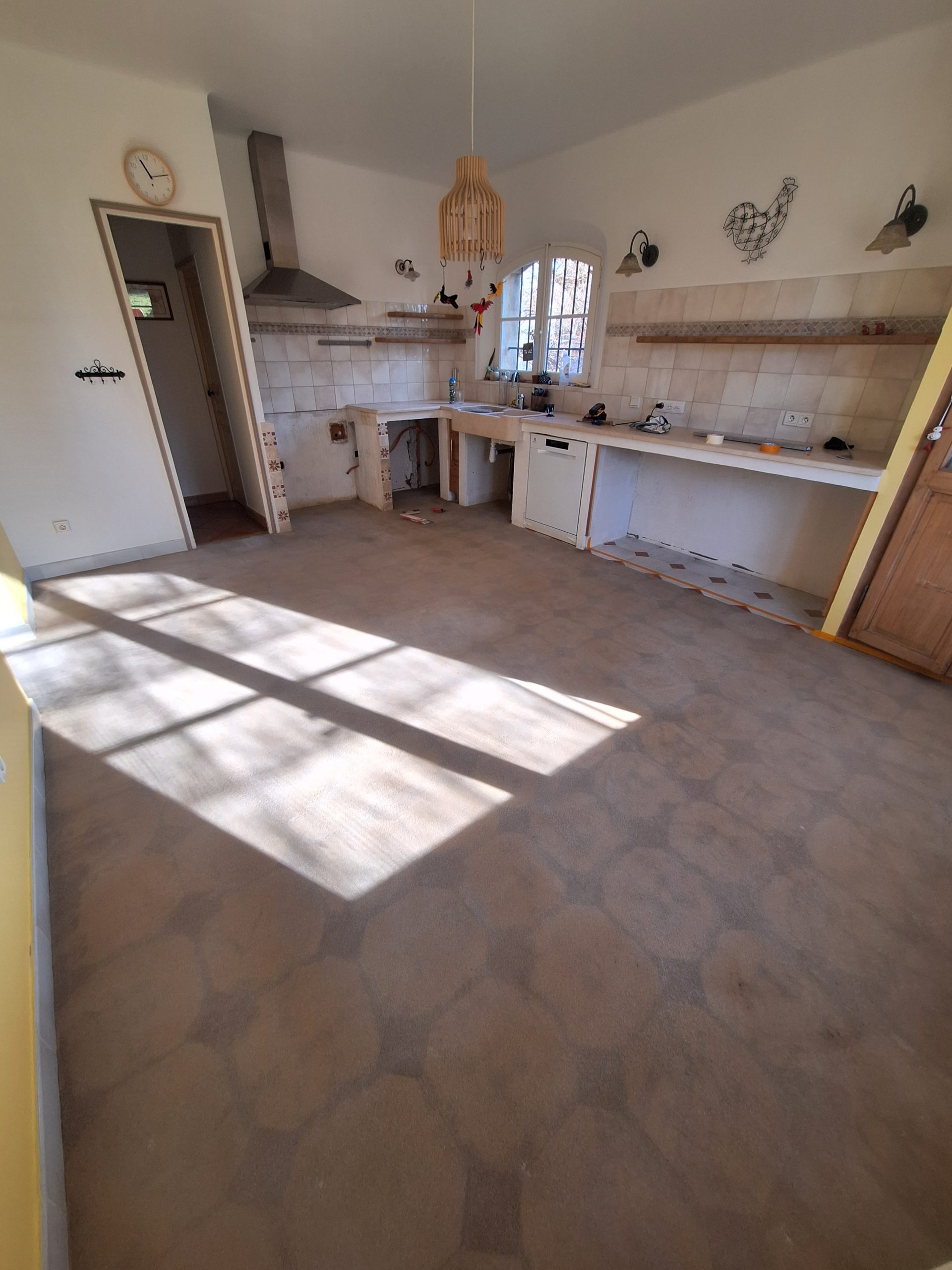 Sol en béton ciré dans une cuisine avec lumière naturelle