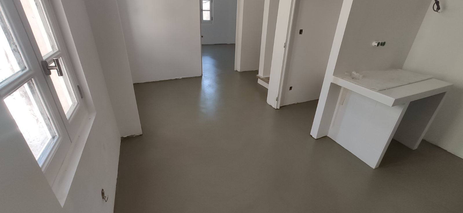 Sol en béton ciré dans une pièce en cours de travaux