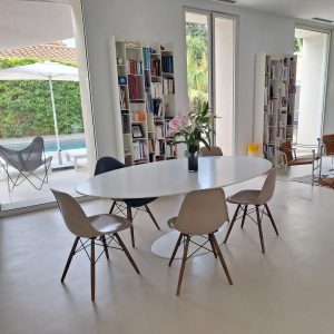Salle à manger moderne avec sol en béton ciré et mobilier contemporain