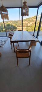 Sol en béton ciré dans une salle à manger avec vue sur la montagne