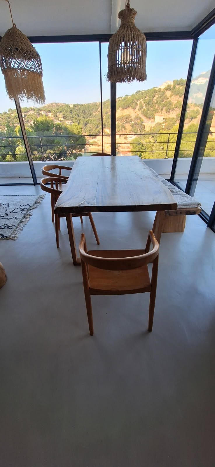 Sol en béton ciré dans une salle à manger avec vue sur la montagne