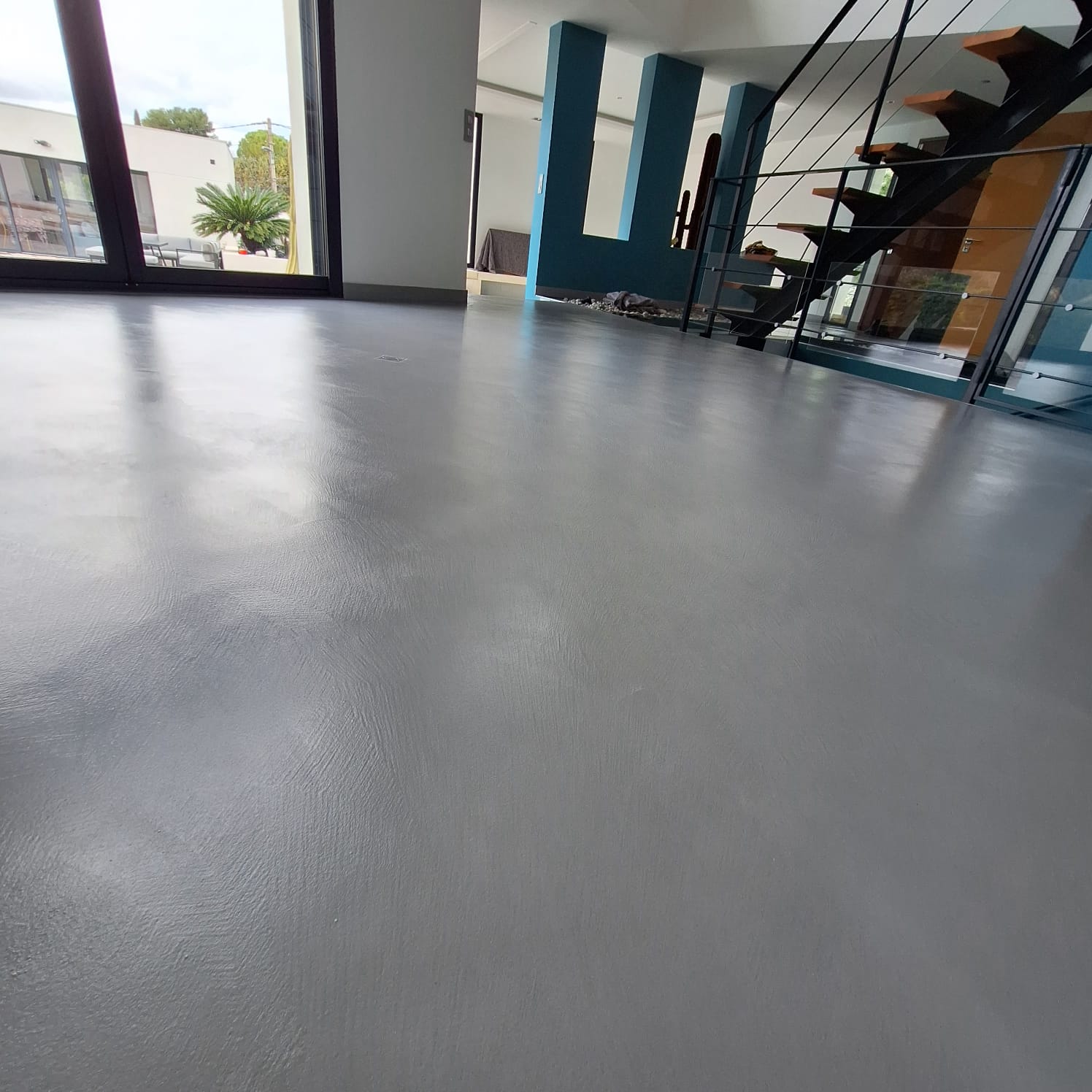 Vue plongeante sur un sol en béton ciré dans un salon moderne